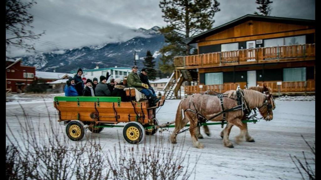 Piccadilly Motel Radium Hot Springs Esterno foto